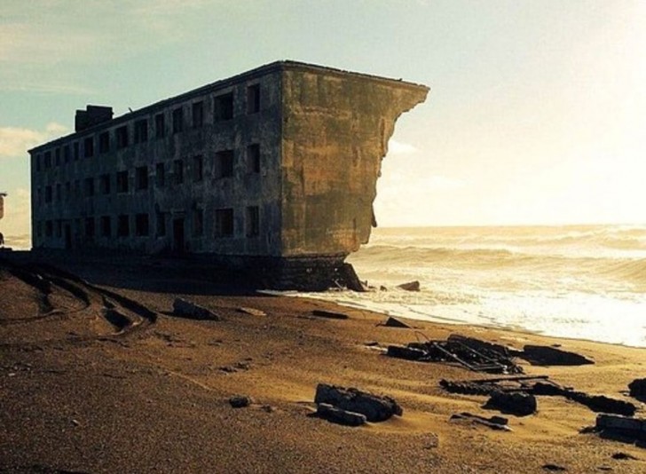 4. Questo palazzo abbandonato e distrutto dagli elementi sembra quasi finto: in realtà si trova in Russia, nell'ex villaggio di pescatori di Kirovsky