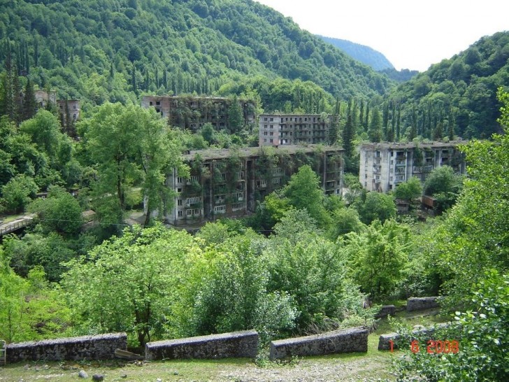 9. Les structures des villes abandonnées comme celle-ci en Géorgie sont l'exemple parfait de la puissance et de la détermination de la nature