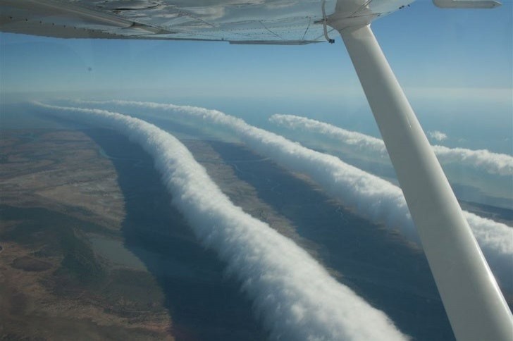 9. Diese Wolken mit einem so perfekten zylindrischen Aussehen sehen aus wie Riesenschlangen