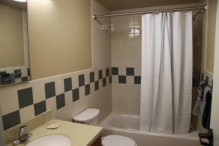 1. Per lavare le tende della doccia in modo da eliminare muffa e sgradevoli incrostazioni di sporco, immergetele in un bagno col sale