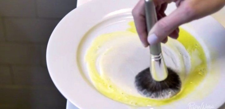 8. Pennelli per il trucco: mescolate in un piatto olio d'oliva e sapone per piatti, e strofinateci le setole, risciacquando abbondantemente