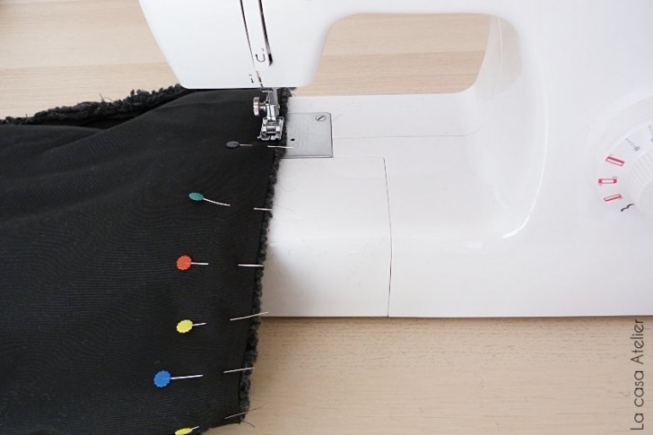 4. Per l'apertura della borsa: cucite ciascuno dei lati di maglia con la sua rispettiva porzione di stoffa da fodera, sempre con cucitura a zig zag