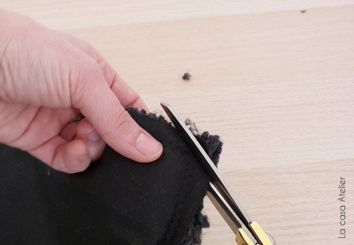 5. Spuntate con le forbici la stoffa/maglia in eccesso agli angoli (vi permetterà di rovesciare meglio il lavoro)