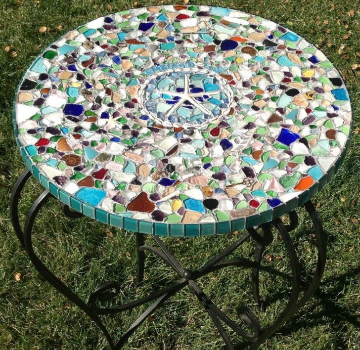4. Il mosaico è ottimo anche per decorare il ripiano di un tavolino in ferro battuto