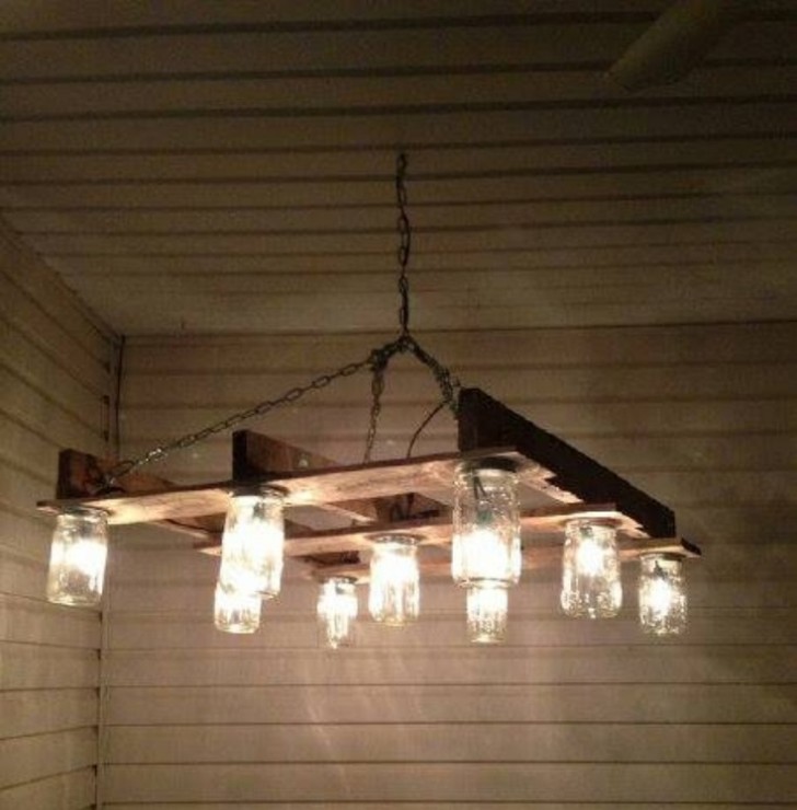6. Un lampadario perfetto in una taverna,con barattoli di vetro riciclati