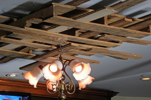 7. Le assi dei pallet possono diventare anche semplicemente la decorazione per il soffitto che incornicia il lampadario vero e proprio
