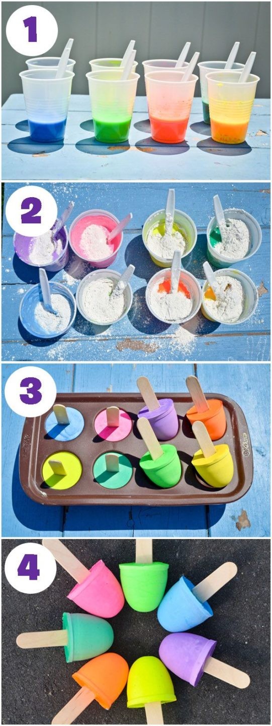 Realizzare dei gessetti colorati? Basta dell'acqua, dei colori non tossici e del gesso: sarà divertentissimo per i vostri figli cimentarsi in questo lavoretto!