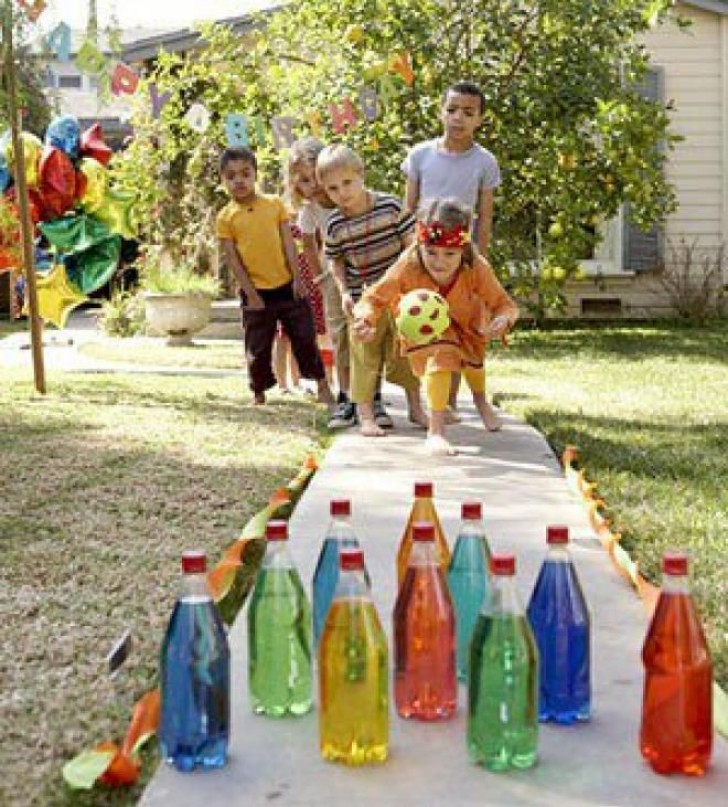 Oppure, far giocare i vostri figli all'aria aperta allestendo un bowling improvvisato: basteranno bottiglie di plastica e una palla!