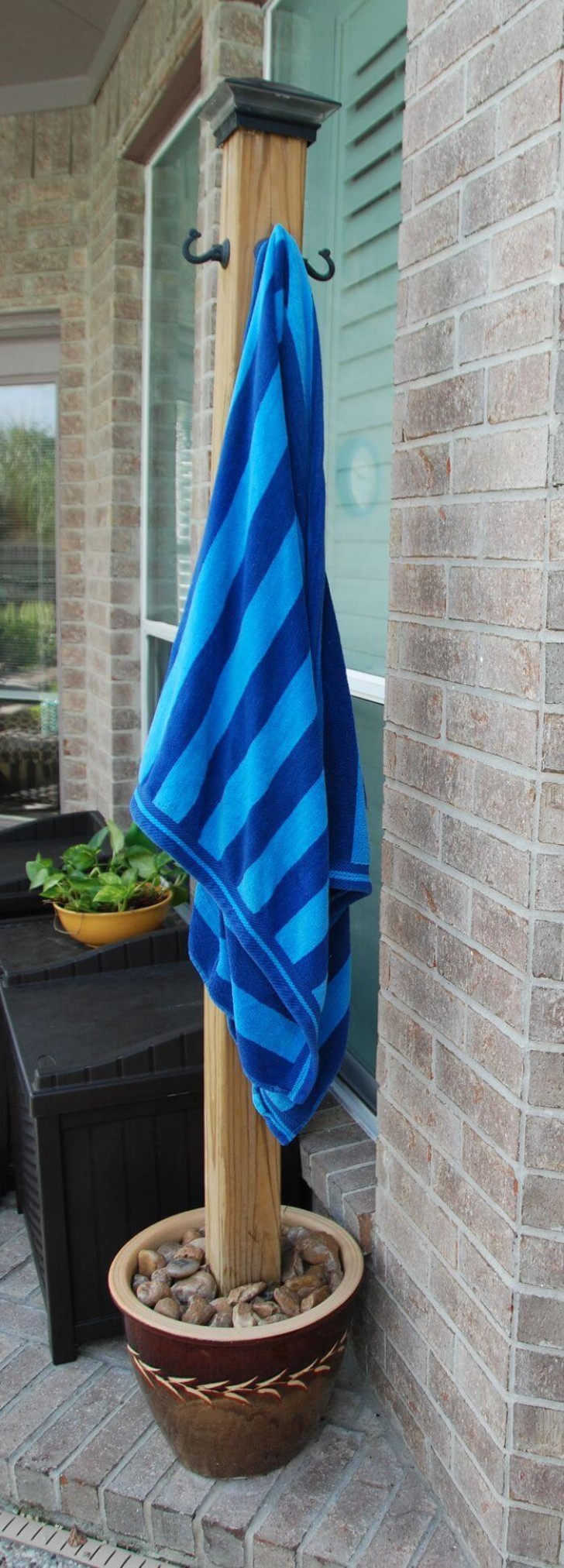 3. Un porte-serviettes en bois au bord de la piscine : élégant et indispensable !