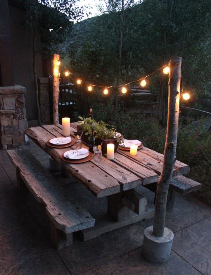 Ett picknickbord för sommarkvällar där du kan äta ute och koppla av i månskenet. En girlang av lampor värmer upp stämningen.