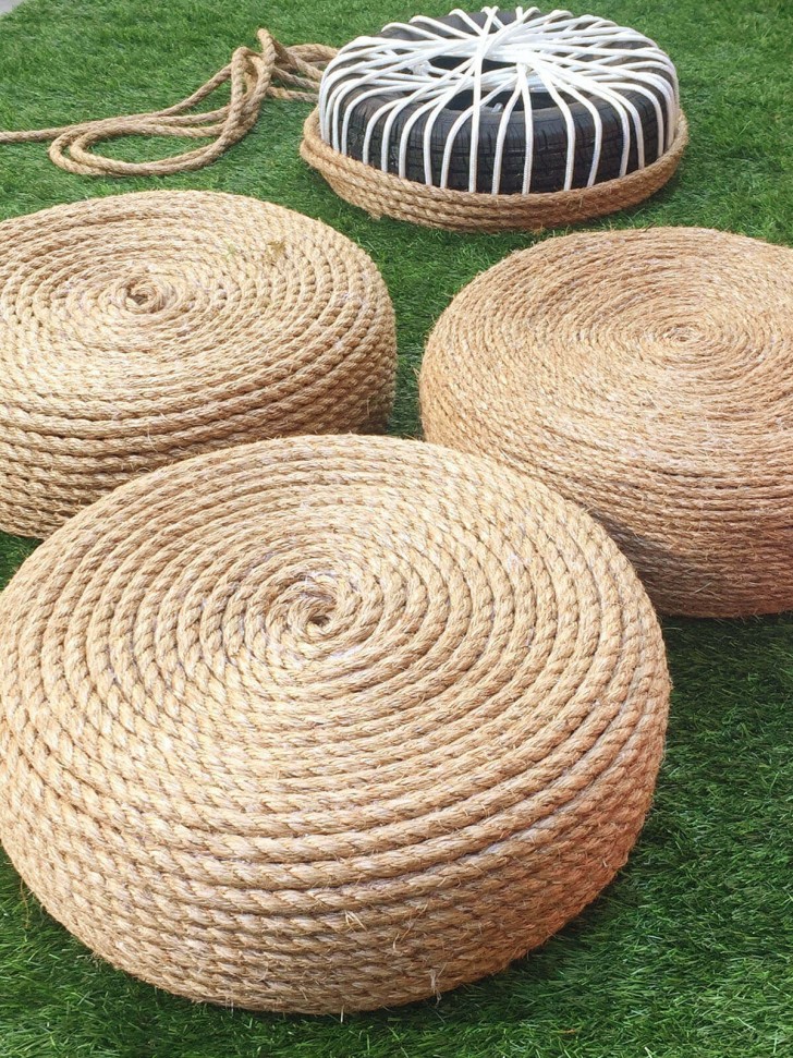 En låg trädgårdssits gjord av däck. Mängder av tjockt rep är allt som behövs för att förvandla ett gammalt gummidäck till en perfekt puff!