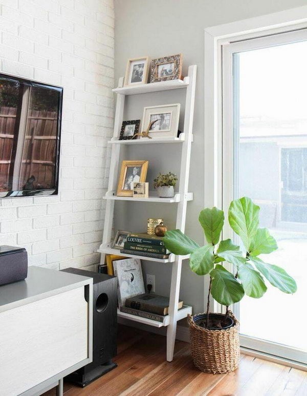 2. Una semplice scaffalatura a scala decora senza impegnare troppo lo spazio e offre utili superfici per libri, foto e piante