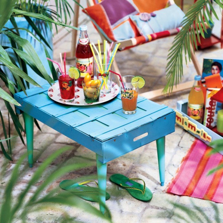 2. Una cassetta di legno e gambe di sedie o vecchi tavolini per un mobile colorato da usare in giardino