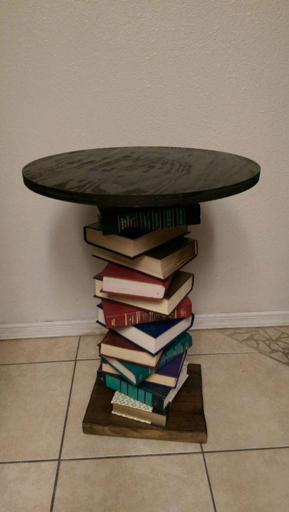 8. Una pila di vecchi libri - con un bastone che passi al centro di ciascuno - può diventare la base di un tavolino