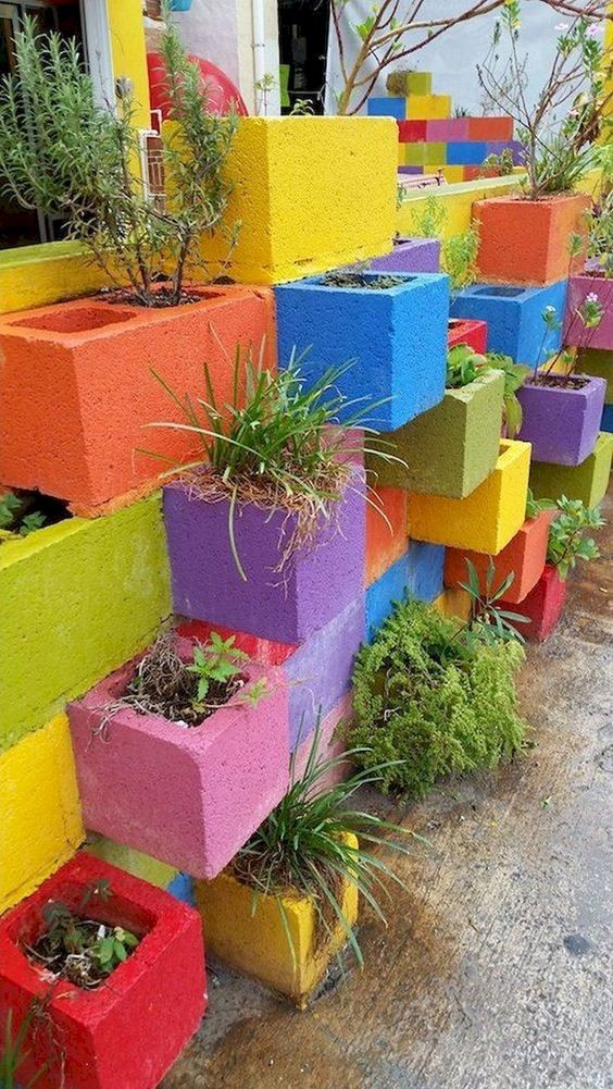 1. Un'idea coloratissima per ravvivare un angolo anonimo del giardino senza spendere una fortuna