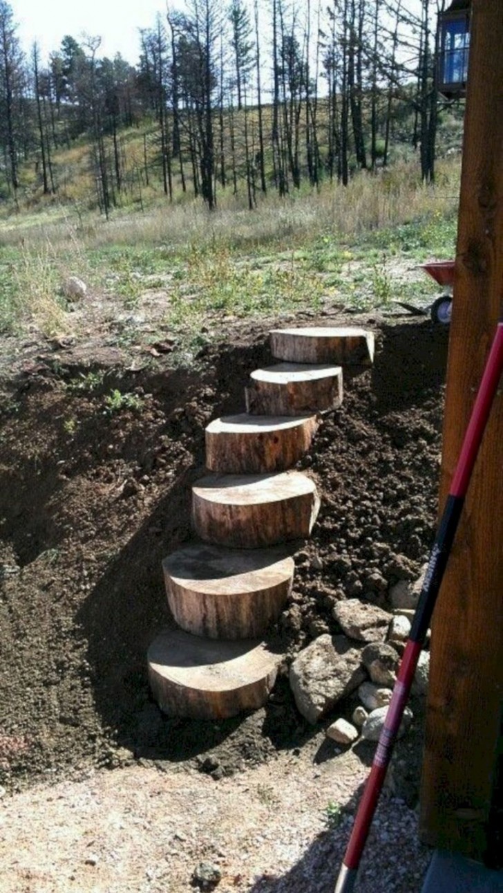 10. Dischi di legno spessi possono servire anche per una piccola scalinata su un'area ripida del giardino