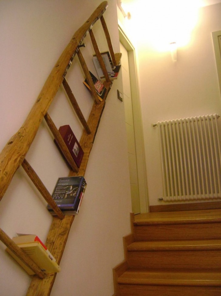 5. Se avete una vecchia scala di legno, troppo pericolante per essere utilizzata, perché non trasformarla in un'originalissima libreria da appendere su una parete?