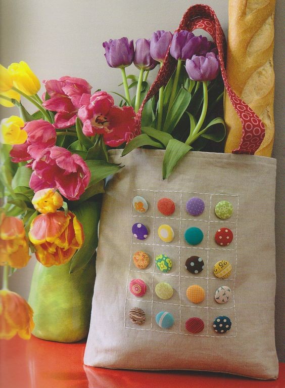 4. I bottoni di stoffa sono ideali per arricchire una borsa dalla forma semplice come questa