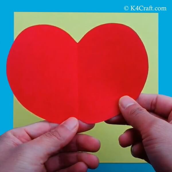 3. Aprite il cuore e fate dei ritocchi con le forbici al centro, in modo da farlo assomigliare a una mela