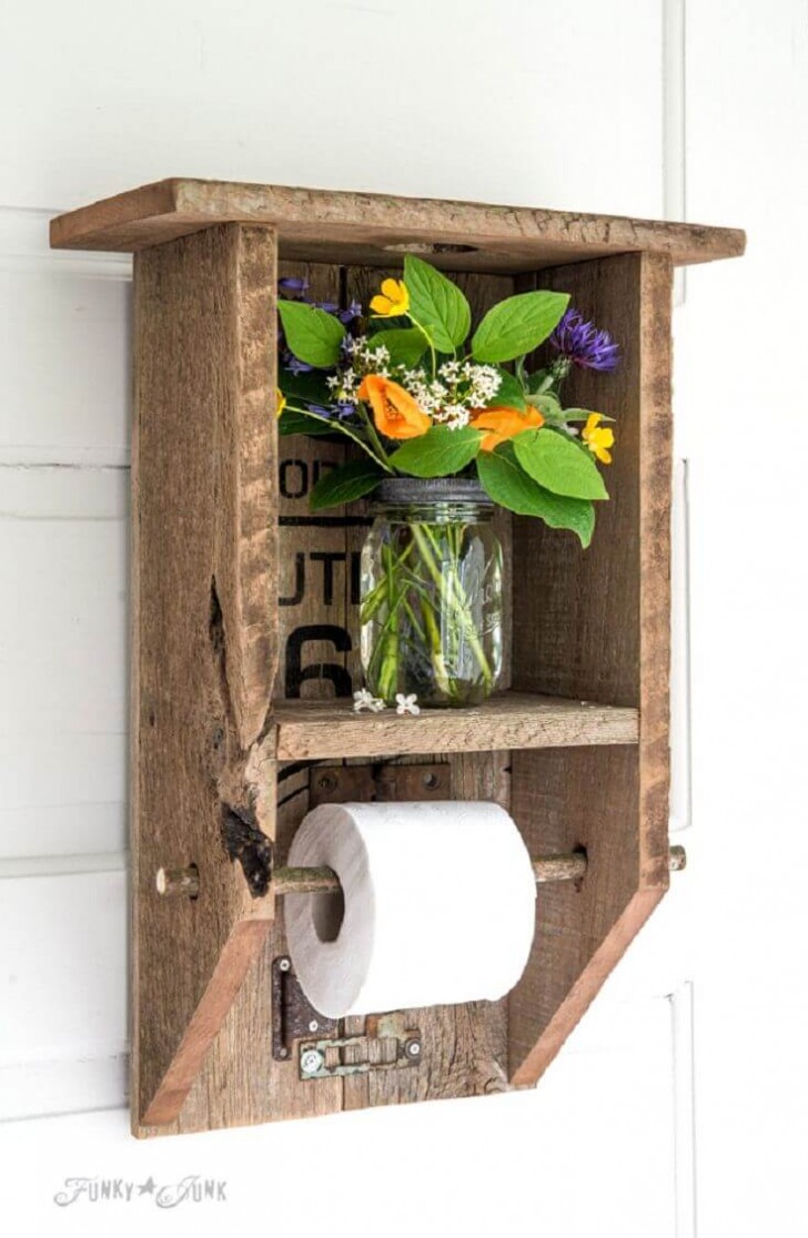 4. Un porta carta igienica con lo spazio per qualche decorazione floreale