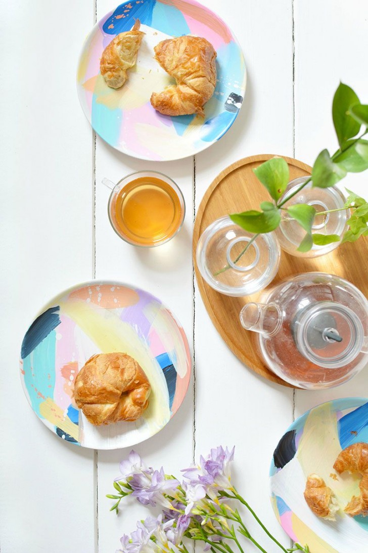 1. Comprate colori per ceramica da cuocere in forno e decorare in modo astratto i vostri piatti più anonimi