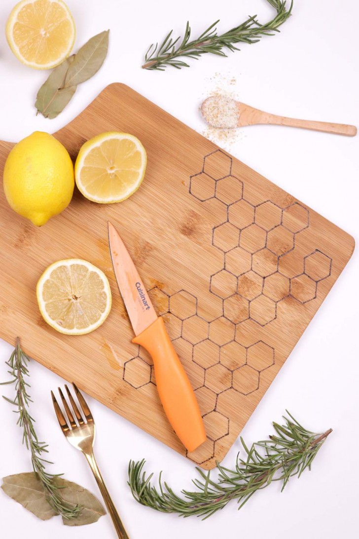 15. Decorate col pirografo i taglieri, come con questo semplice motivo ad alveare