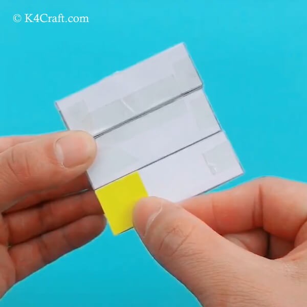 11. Create quadrati di carta colorata che incollerete sulle varie parti dei solidi impilati