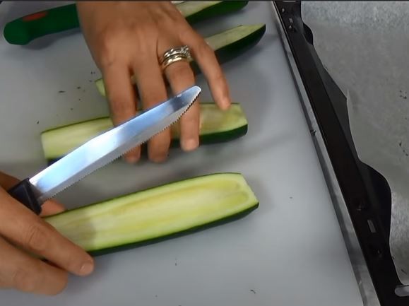 Stuffed zucchini: first steps