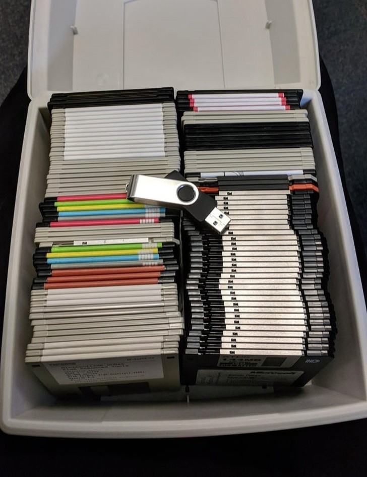 11. Qui ne se souvient pas des vieilles disquettes ? Celles-ci correspondent à un total d'environ 138 Mo ; la petite clé USB, en revanche, peut contenir 128 Go