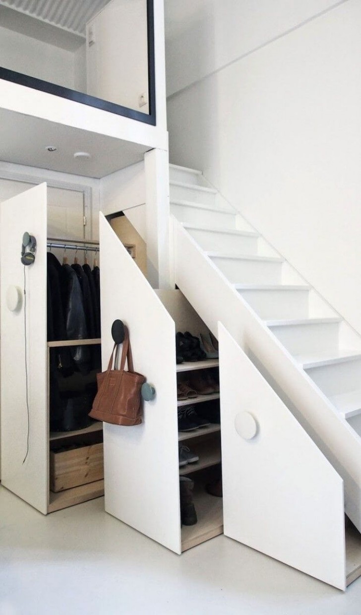 2. Uno o più armadi "segreti" che spuntano dalla scalinata - un ottimo modo per risparmiare spazio senza rinunciare a tante scarpe e vestiti!