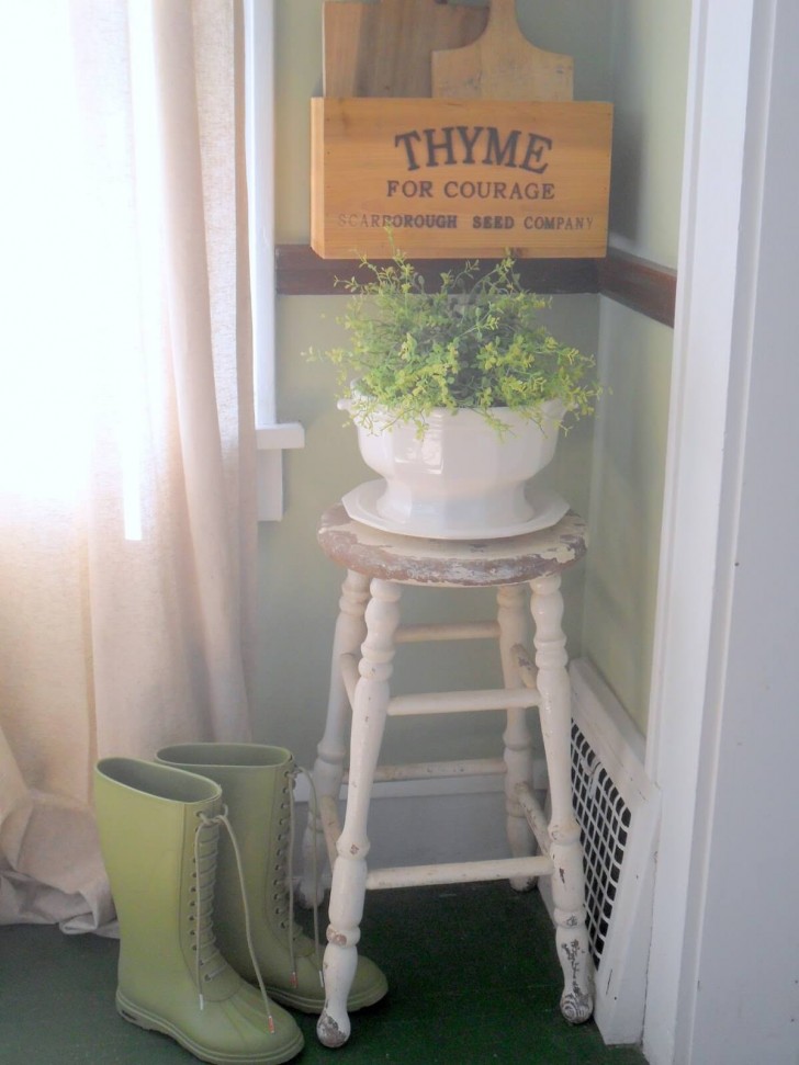 2. Un focal point per arredare un angolo anonimo: colori chiari e una pianta di timo per profumare la stanza