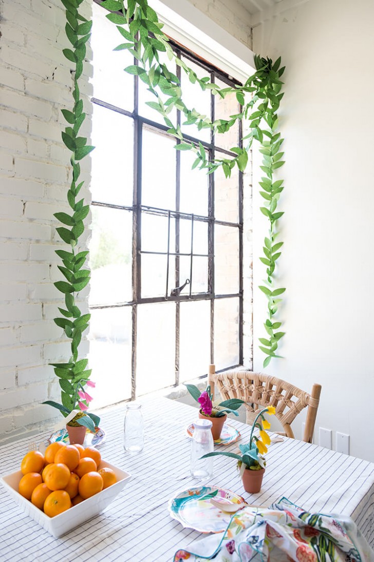 3. Incorniciate una finestra con tralci di foglie verdi di carta