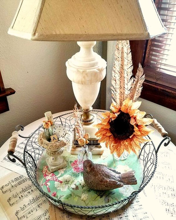 4. Un cestino per creare una decorazione attorno alla lampada sul tavolo, con un girasole e spighe di grano