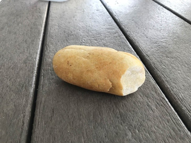 Zou je je tanden in dit stuk brood willen zetten? Jammer dat het een stuk rots is!