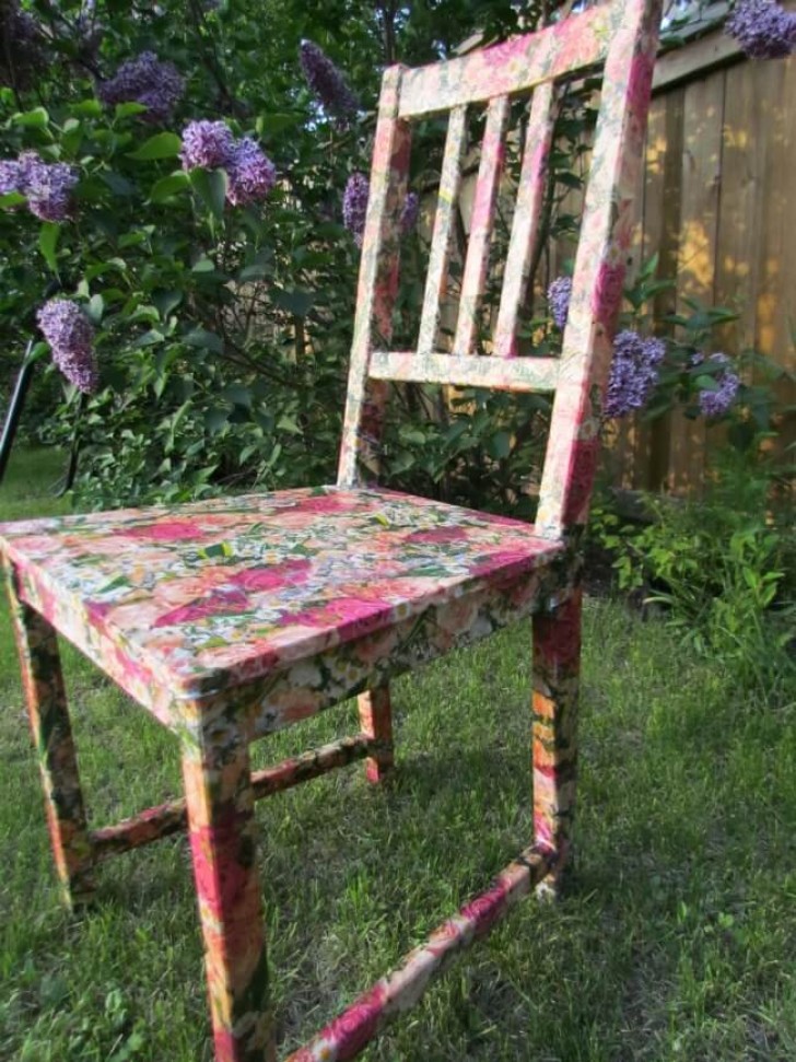 17. Una sedia di legno completamente ridecorata