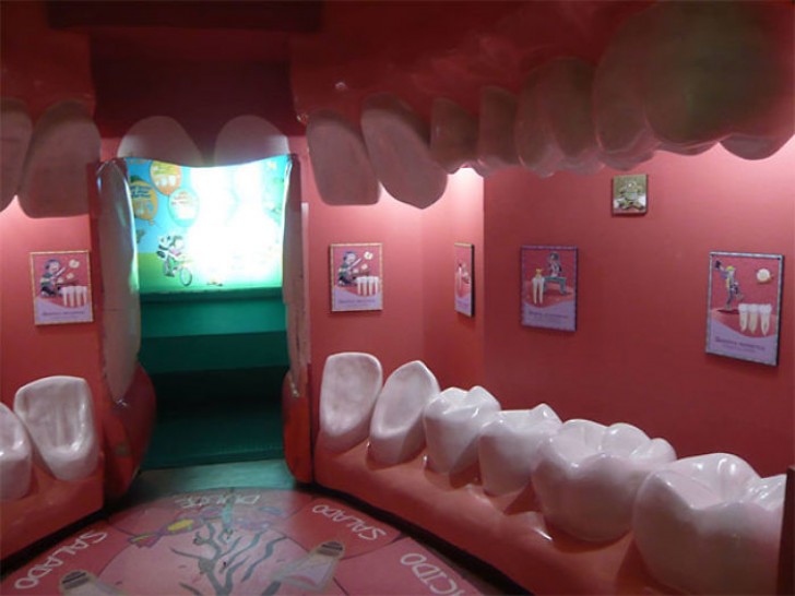 9. La salle d'attente de ce dentiste est à la fois brillante et terrifiante