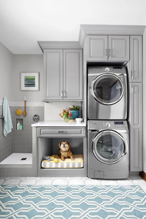 6. Un bagno con doccia, colonna di elettrodomestici per la lavanderia, un ripiano di appoggio molto comodo e anche lo spazio per il cane!