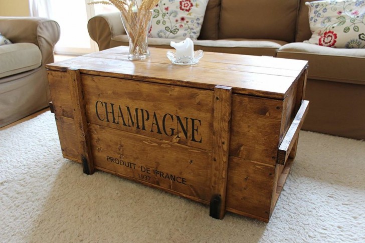 Ecco ad esempio come una vecchia cassapanca di legno si può trasformare in un tavolino per il salotto, comodo e elegante