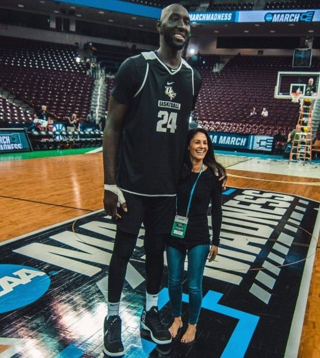 Tacko Fall is een Senegalese basketballer van de Boston Celtics, 2,26 meter lang.