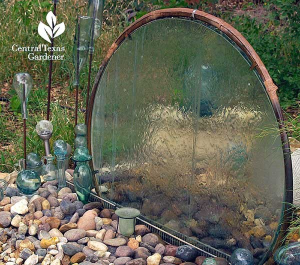 7.Uno splendido velo d'acqua che scorre su un ripiano di vetro di un tavolo riciclato