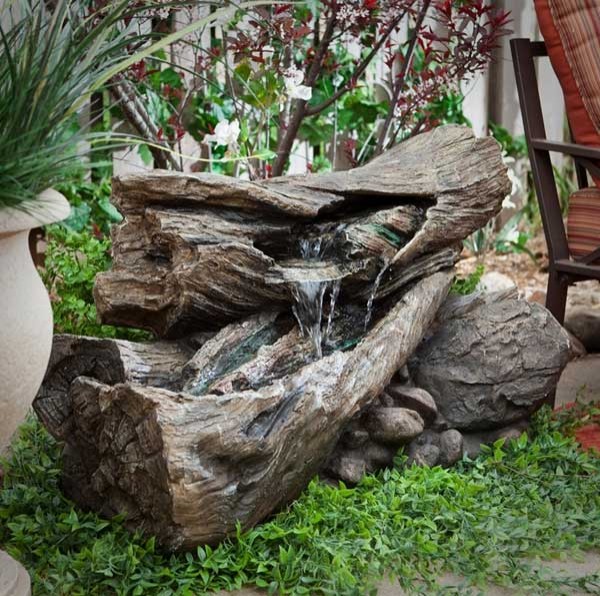 8. Una fontana fatta con tronchi