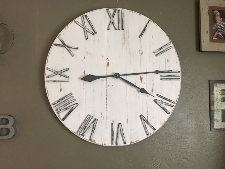 4. Un orologio da parete da realizzare con legno di recupero