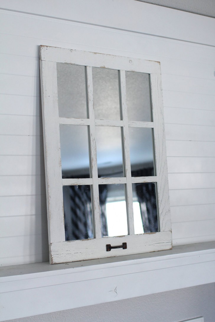 9. Una vecchia finestra trasformata in specchio
