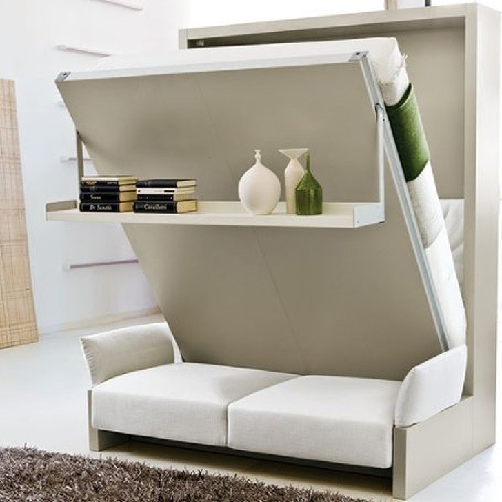 Un canapé-lit qui intègre également une étagère (et les objets ne tombent pas quand on passe en mode lit !)