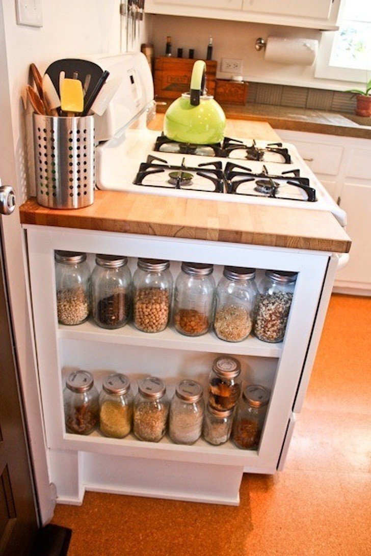 Il pannello verticale della cucina è stato impiegato per conservare a vista i barattoli.