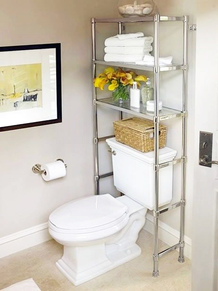 Un mobile che incorpora la cassetta di scarico del WC. L'ideale per sfruttare le altezze del bagno senza occupare altre pareti.