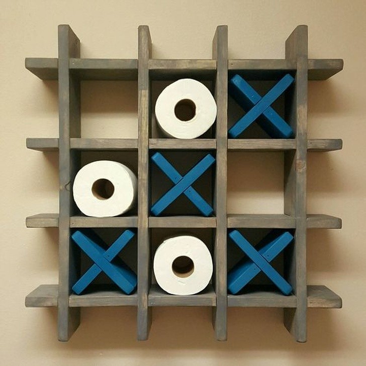 Une curieuse solution pour disposer les rouleaux de papier toilette... sans renoncer au plaisir du jeu