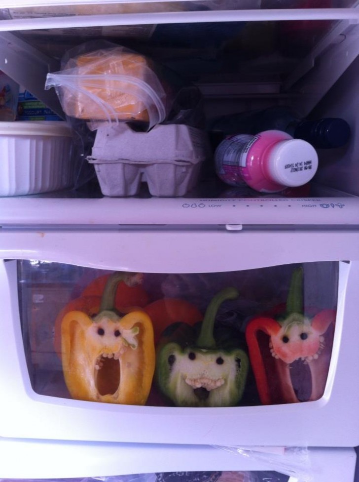 Aprendo il frigo puoi avere un sussulto di stupore: qualcuno liberi quei peperoni urlanti!