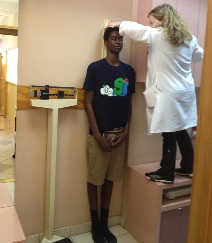Les médecins sont clairement gênés de devoir grimper à chaque fois pour mesurer la taille de certaines personnes...
