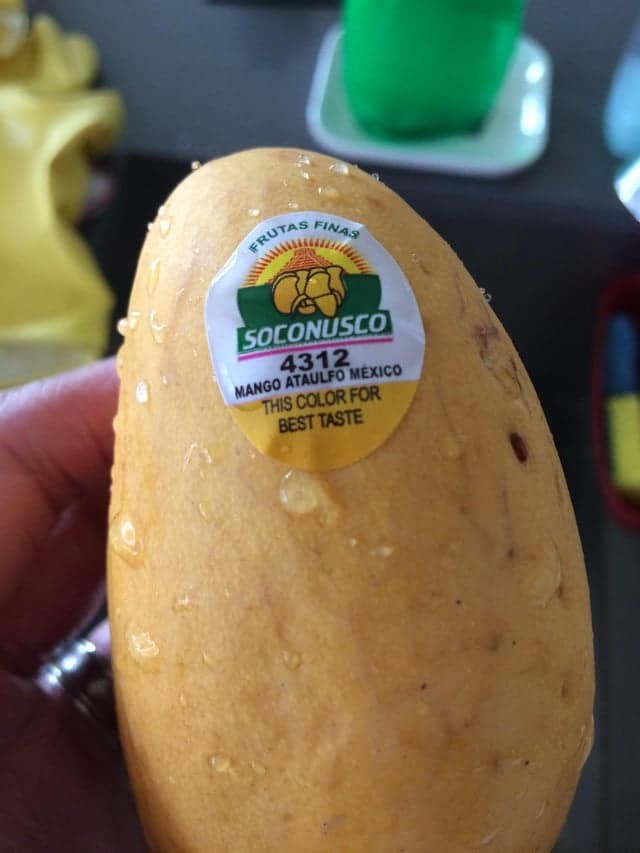 8. Deze mango heeft een heel handig etiket die je helpt te kiezen op basis van de kleur